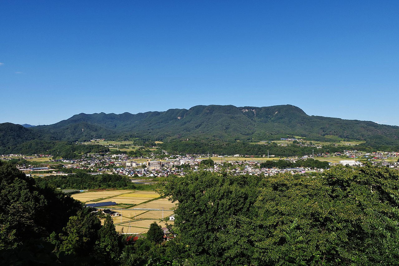 Prime Investment Opportunity: 7-Bedroom Country Estate Just 60 Minutes from Tokyo