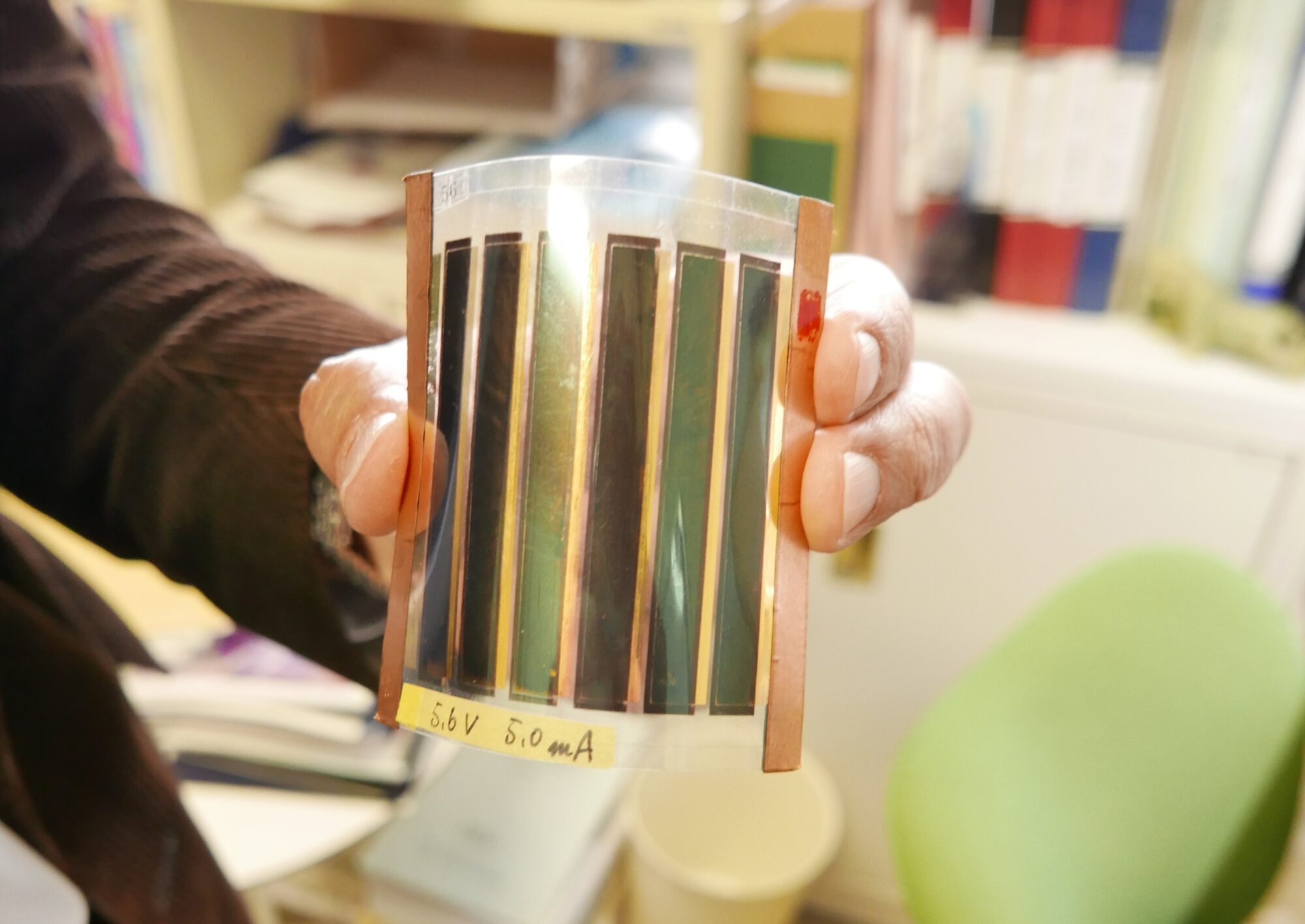 ペロブスカイト太陽電池、実用化に向け加速　工事屋上・空港で耐久性と使い勝手の実証実験