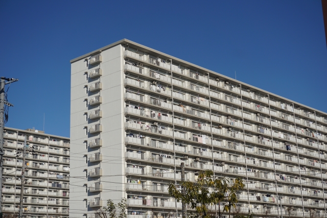 ベランダに洗濯物が並ぶ、板状の中高層マンション