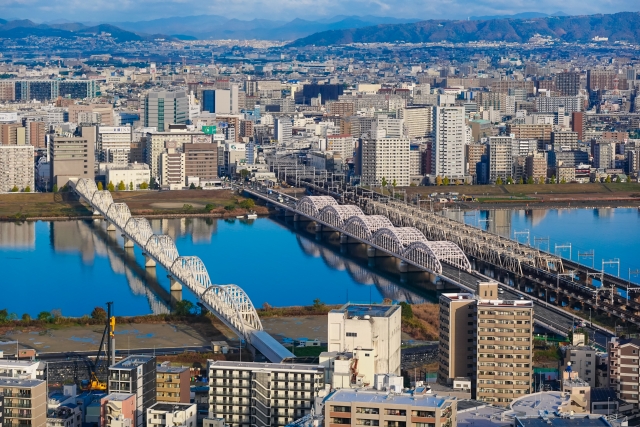 大阪・神戸・京都いずれも下落 近畿圏中古マンション㎡単価7か月ぶり下げ、売り出しと成約の差569万円【2026年8月/近畿レインズ】