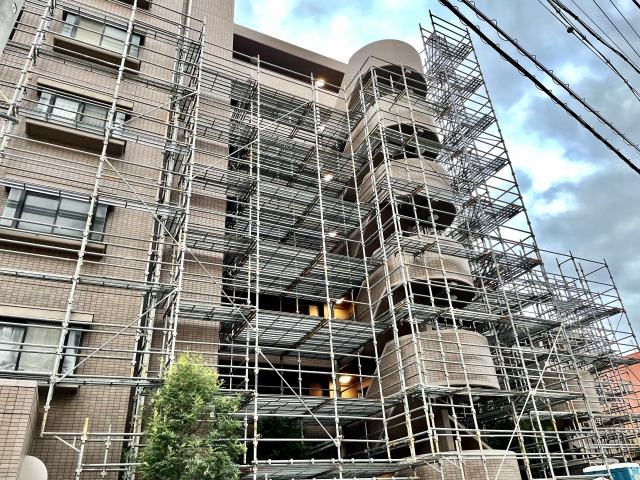 大規模修繕工事で足場に覆われたマンションの外観